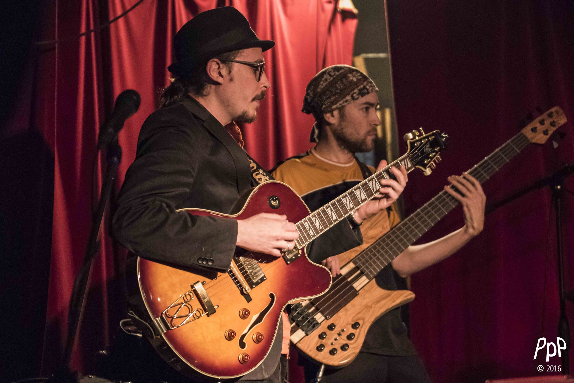 Marc Wencelius (guitar) performing with Andrew Bruhelius (bass) at La Vitrola, Montréal, 2016