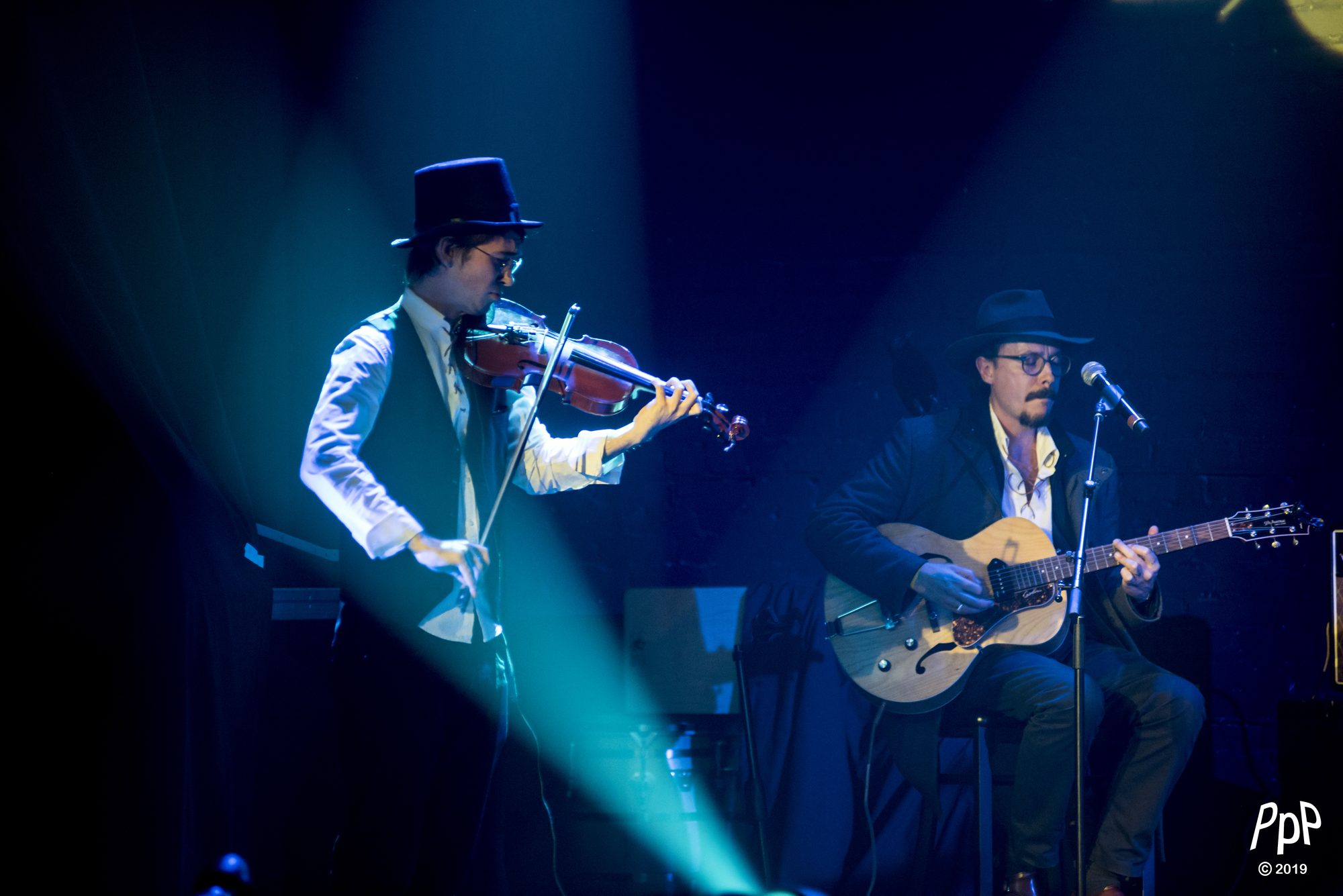Marc Wencelius (guitar) performing with Brenn Dalle (violin) in a duo at Muz Vision Diversité, 2019