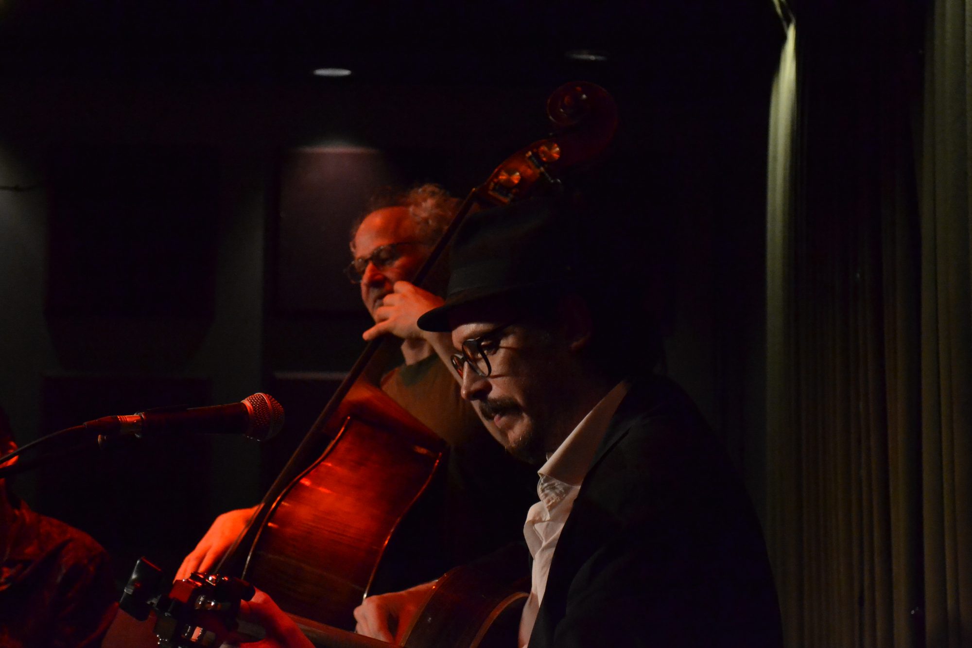 Marc Wencelius (guitar) performing with Daniel Koulack (double bass) — photo 3