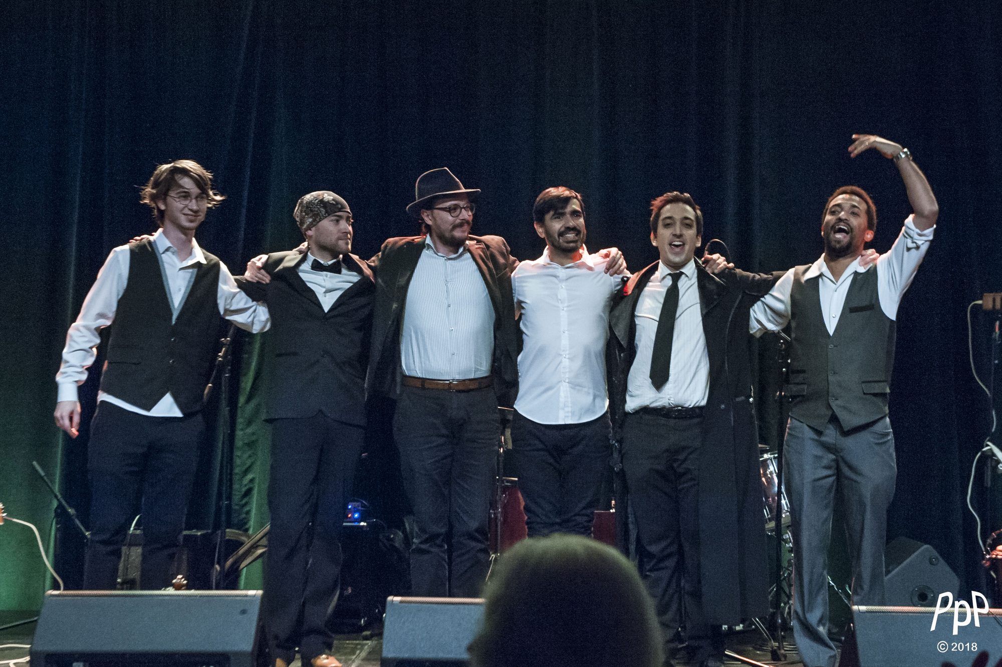 Marc Wencelius (guitar) performing with Jonathan Perez (vocals), Andrew Bruhelius (bass), Brenn Dalle (violin), Alix Noël-Guéry (accordion) and Aquiles Melo (drums) of Nestor Valdez at the Maison de la culture de Brossard, 2018