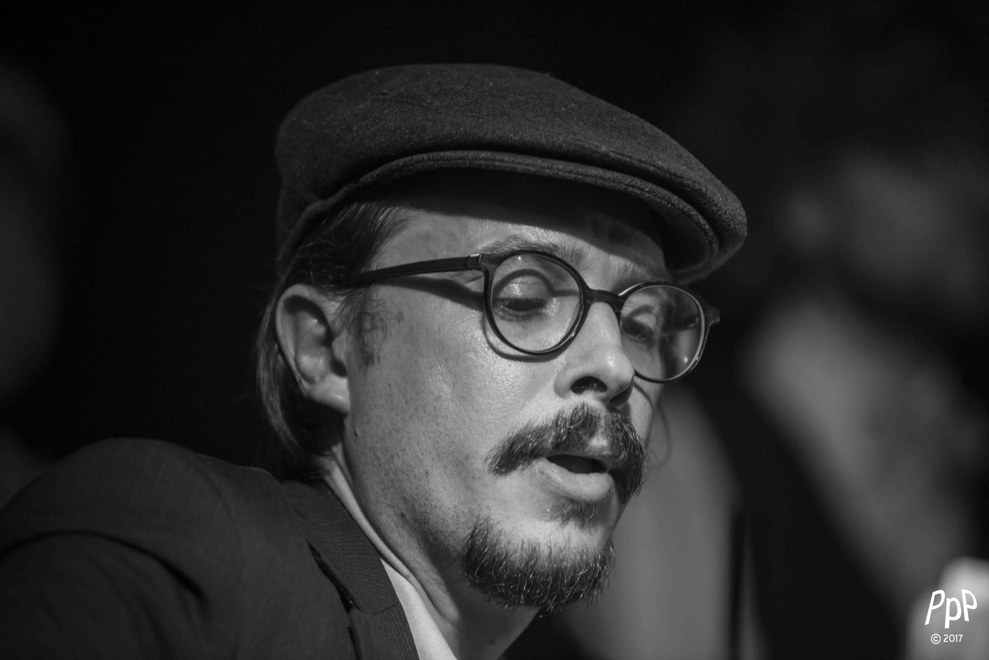 Black-and-white close-up of Marc Wencelius singing, 2017